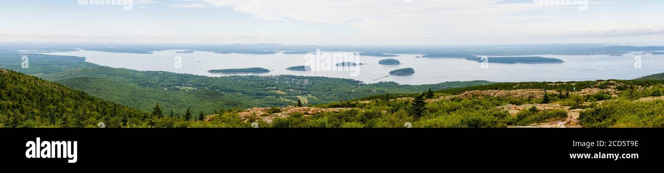 Vista panoramica di Bar Harbour e Frenchman Bay da Cadillac Mountain, Acadia National Park, Maine, USA Foto Stock