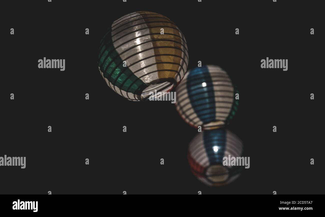 Foto ad angolo basso di colorate lanterne di carta sul nero sfondo Foto  stock - Alamy