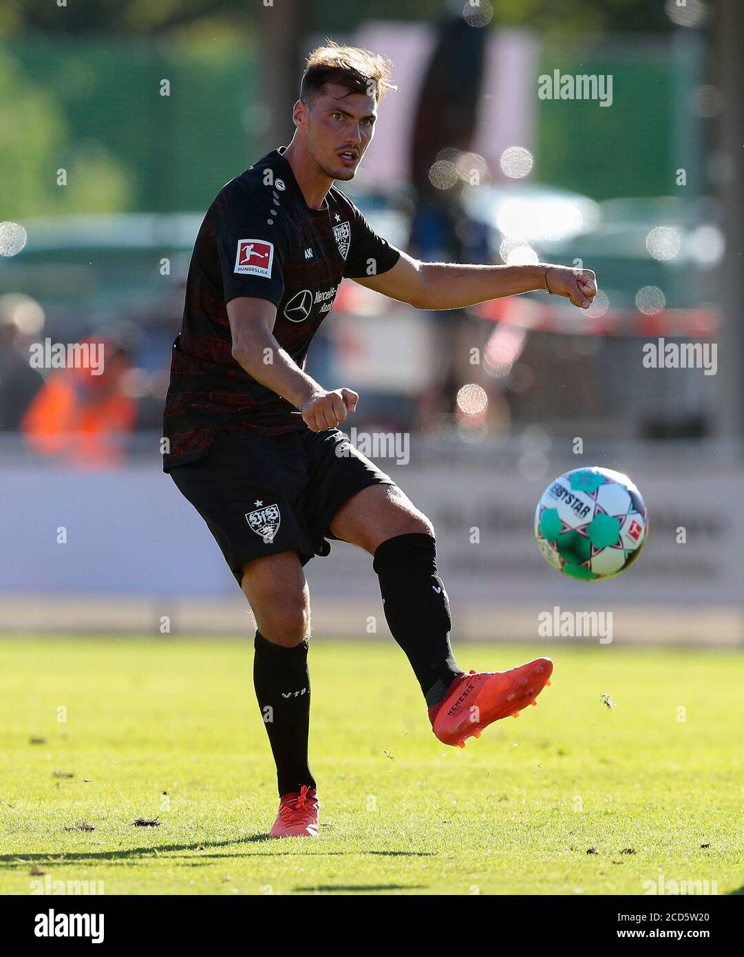 Primo: 26.08.2020, calcio, Helden Cup, stagione 2020/2021, HSV Hamburg Hamburg Hamburg Hamburg - VfB Stuttgart, Pascal Stenzel, VFB Stuttgart, VFB, Stuttgart, azione individuale, | utilizzo in tutto il mondo Foto Stock