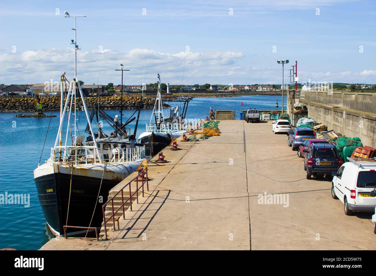 8 agosto 2019 le navi per la pesca a strascico in corrispondenza della banchina per il week-end di Ardglass Harbour contea di Down Irlanda del Nord Foto Stock