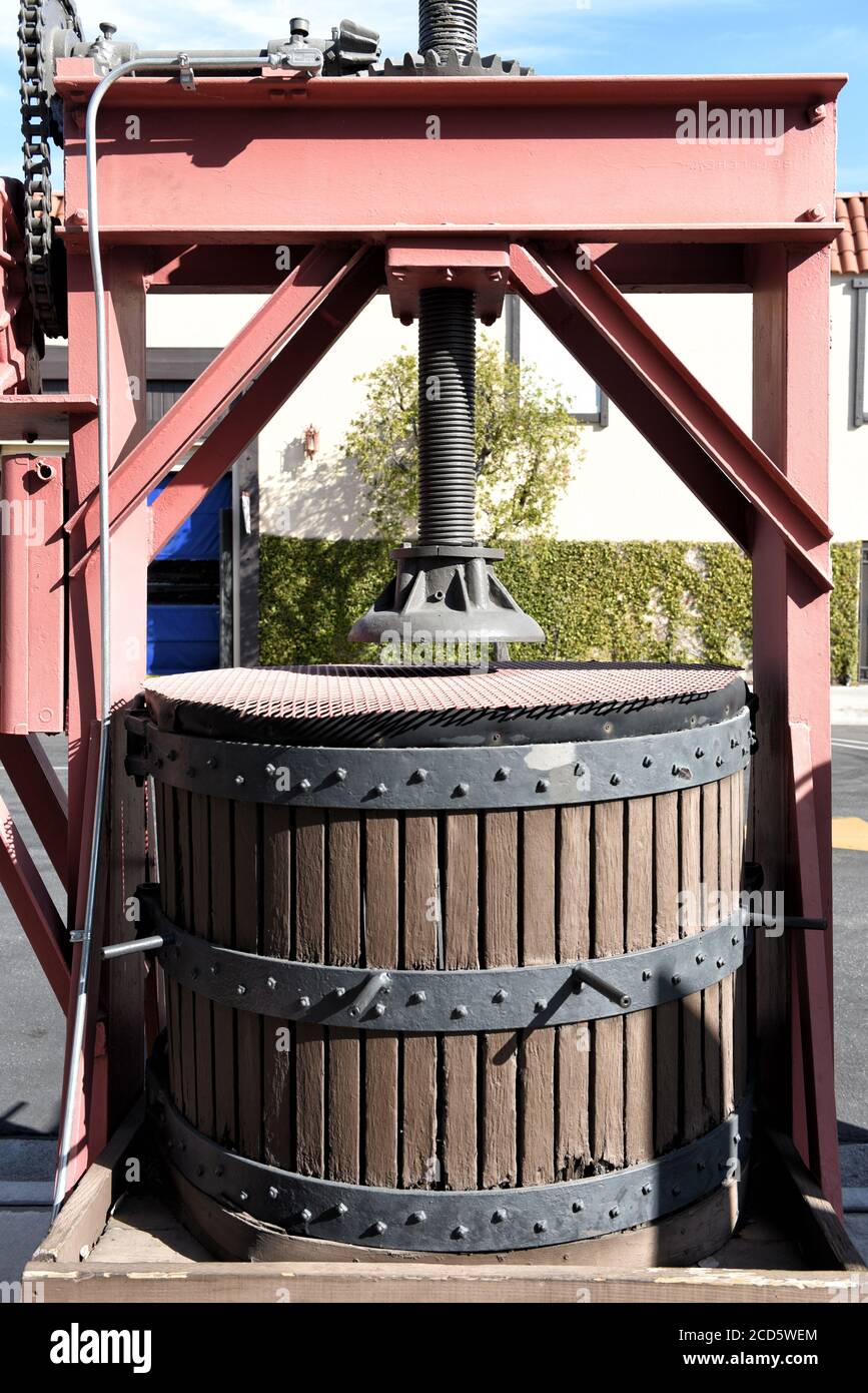 LOS ANGELES, CALIFORNIA - 12 FEB 2020: Wine Press presso la Sala degustazione della Cantina di San Antonio, nel quartiere Lincoln Heights della città, in operatio Foto Stock