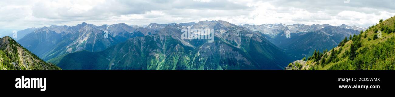 Purcell Mountains, guardando ad ovest dalla stazione sciistica di Kicking Horse, vicino a Golden, British Columbia, Canada Foto Stock