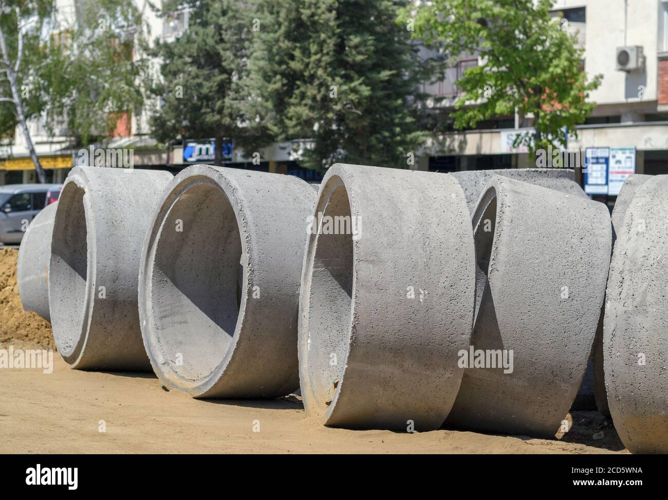 Dettaglio di un cantiere e tubi in calcestruzzo industriale su la strada Foto Stock