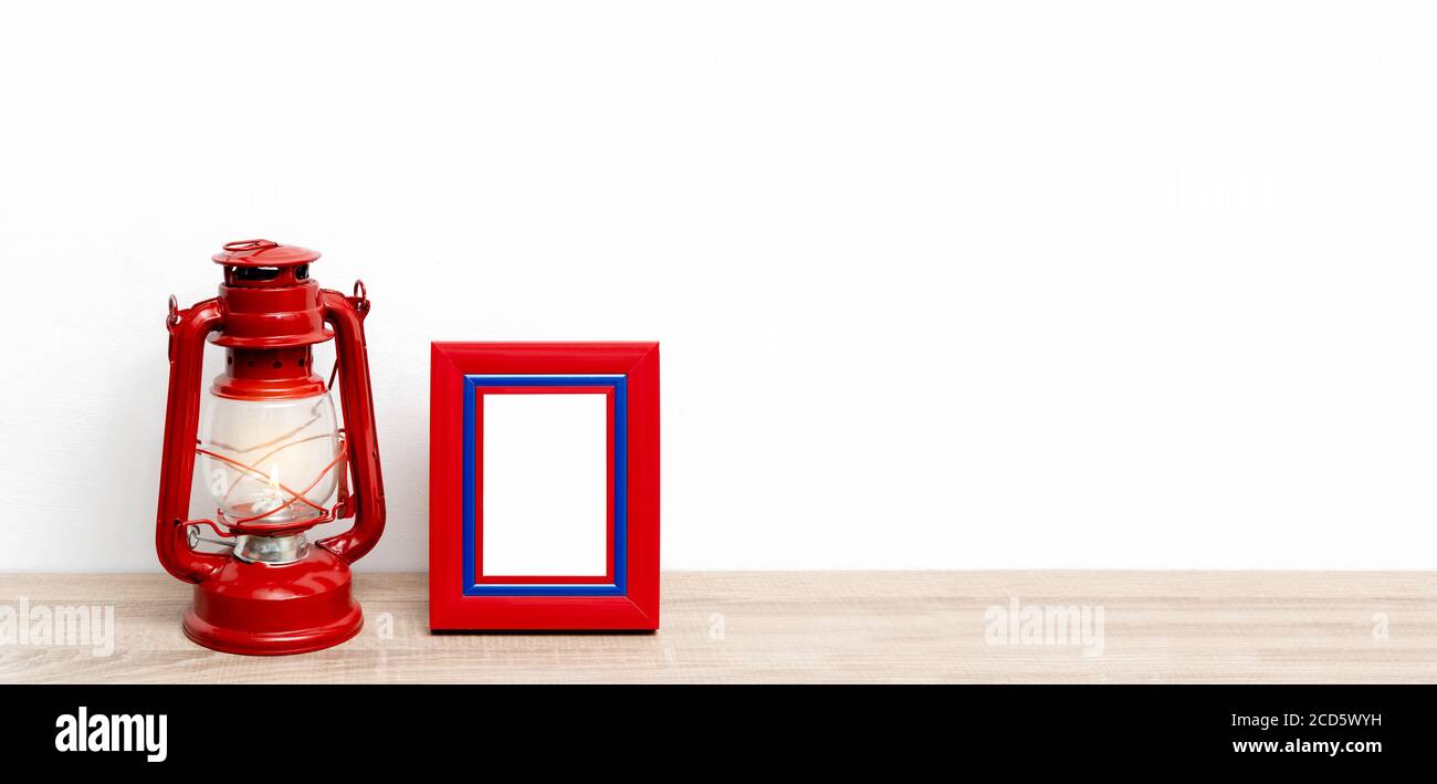 Ripiano con cornice rossa e lanterna rossa antica su bianco sfondo Foto Stock