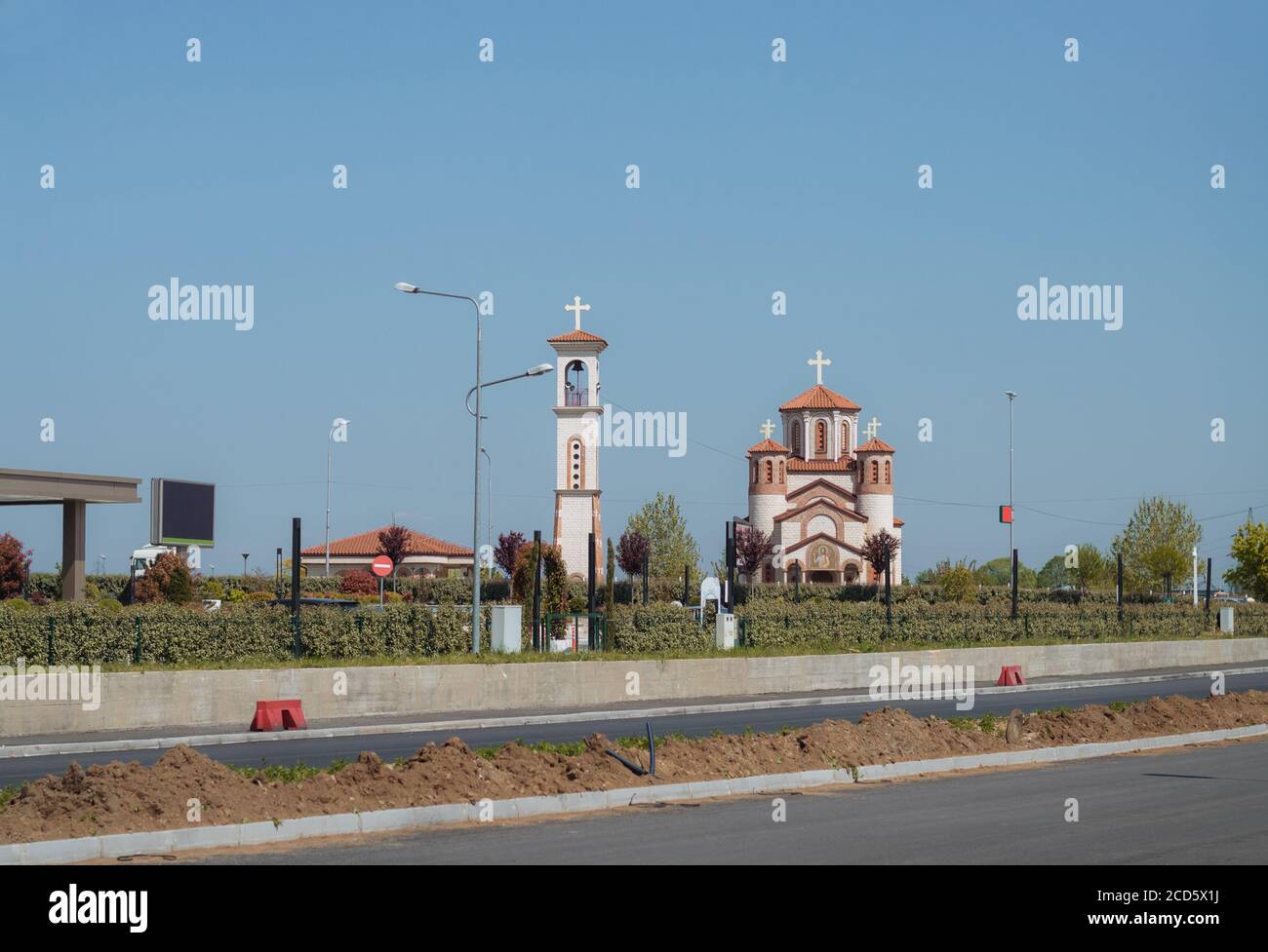 Piccola chiesa ortodossa in un pomeriggio estivo soleggiato Foto Stock