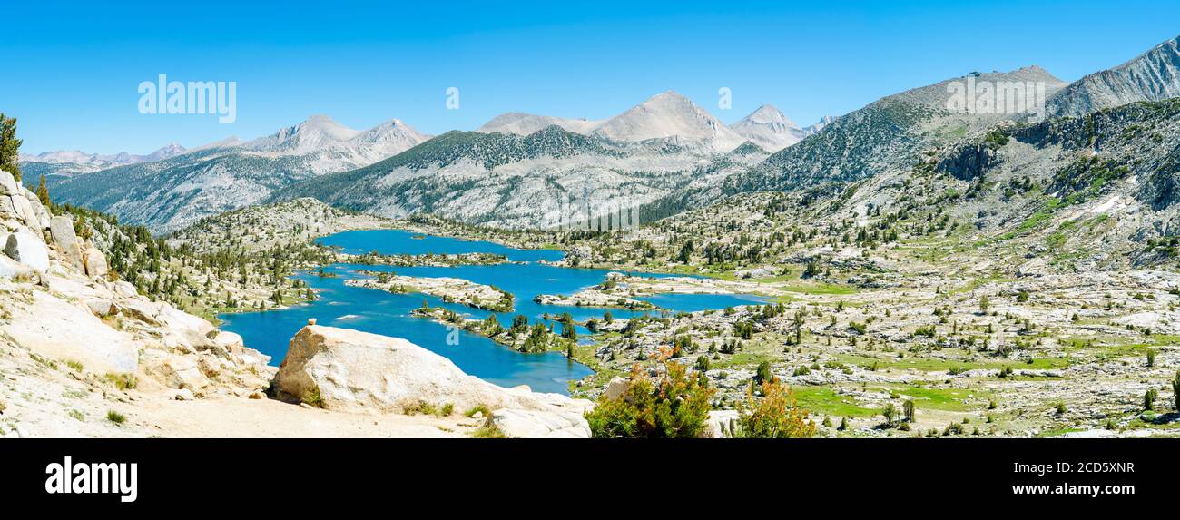 Lago in valle, Sierra National Forest, Sierra Nevada Mountains, California, Stati Uniti Foto Stock