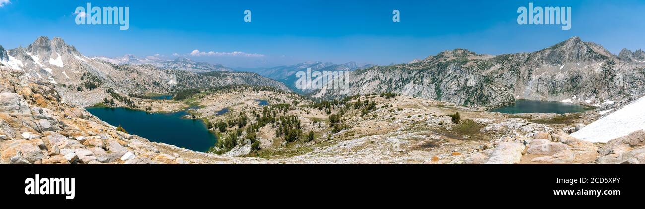 Montagne e lago, Sierra National Forest, Sierra Nevada Mountains, California, Stati Uniti Foto Stock