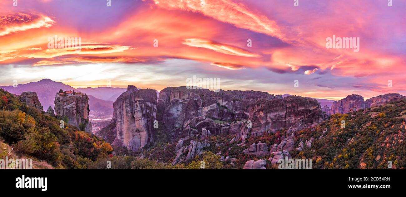Vista del Monastero della Santissima Trinità durante il tramonto, Meteora, Kalambaka, Tessaglia, Grecia Foto Stock