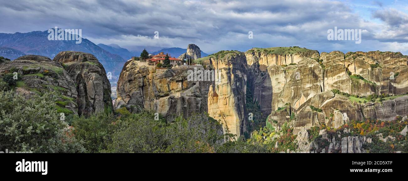 Vista panoramica del Monastero della Santissima Trinità, Meteora, Kalambaka, Tessaglia, Grecia Foto Stock