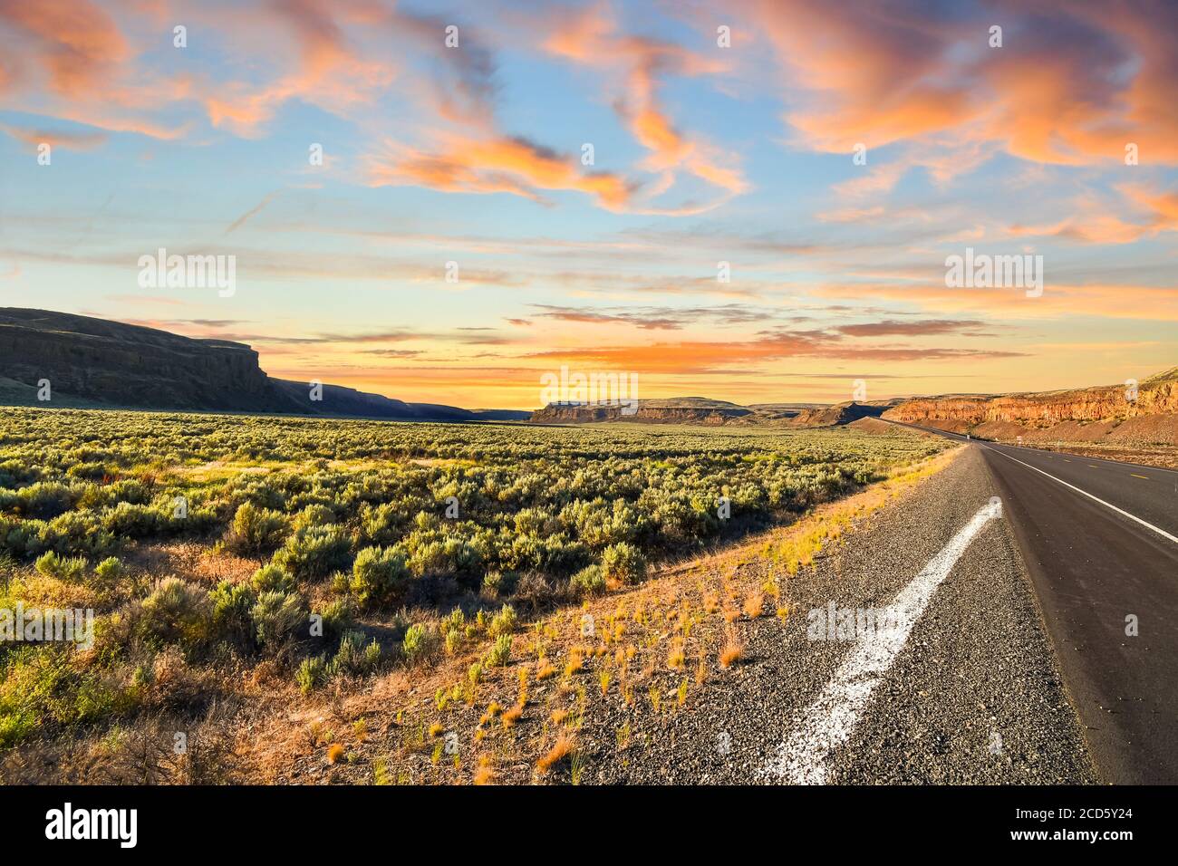 Tramonto nel deserto alto e le montagne del Pacifico nord-occidentale vicino Wenatchee, Washington, negli Stati Uniti. Foto Stock