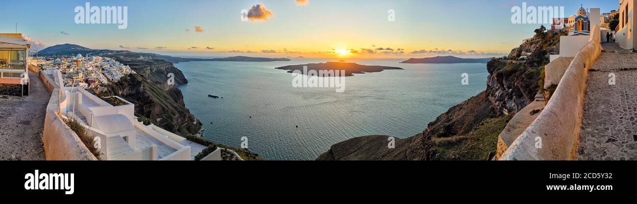 Vista panoramica della Caldera al tramonto, Fira, Santorini, Grecia Foto Stock