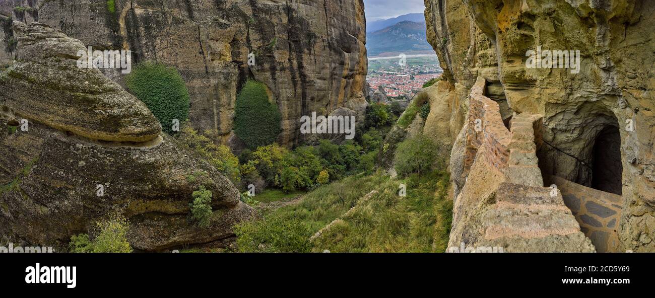 Vista panoramica del Monastero della Santissima Trinità da Pathway, Meteora, Kalambaka, Tessaglia, Grecia Foto Stock