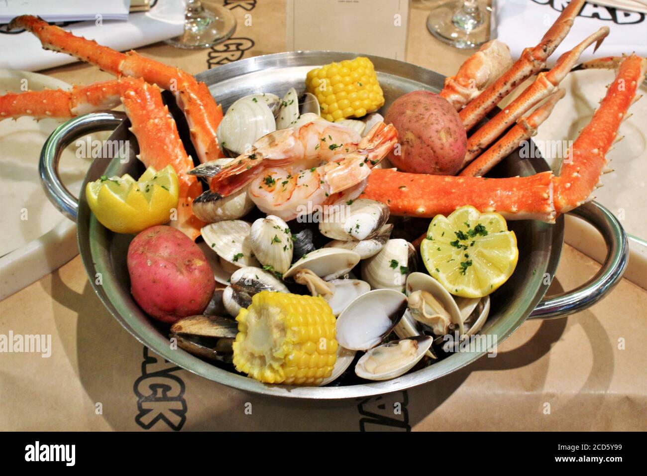 Pentola di pesce alla griglia con cosce di granchio e gamberi Foto Stock