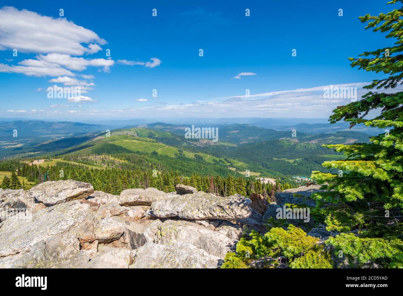 Vista ripida sulle montagne e sul lago dalla vetta del Mt Spokane state Park che si affaccia sulla zona di Spokane Washington in una giornata estiva. Foto Stock