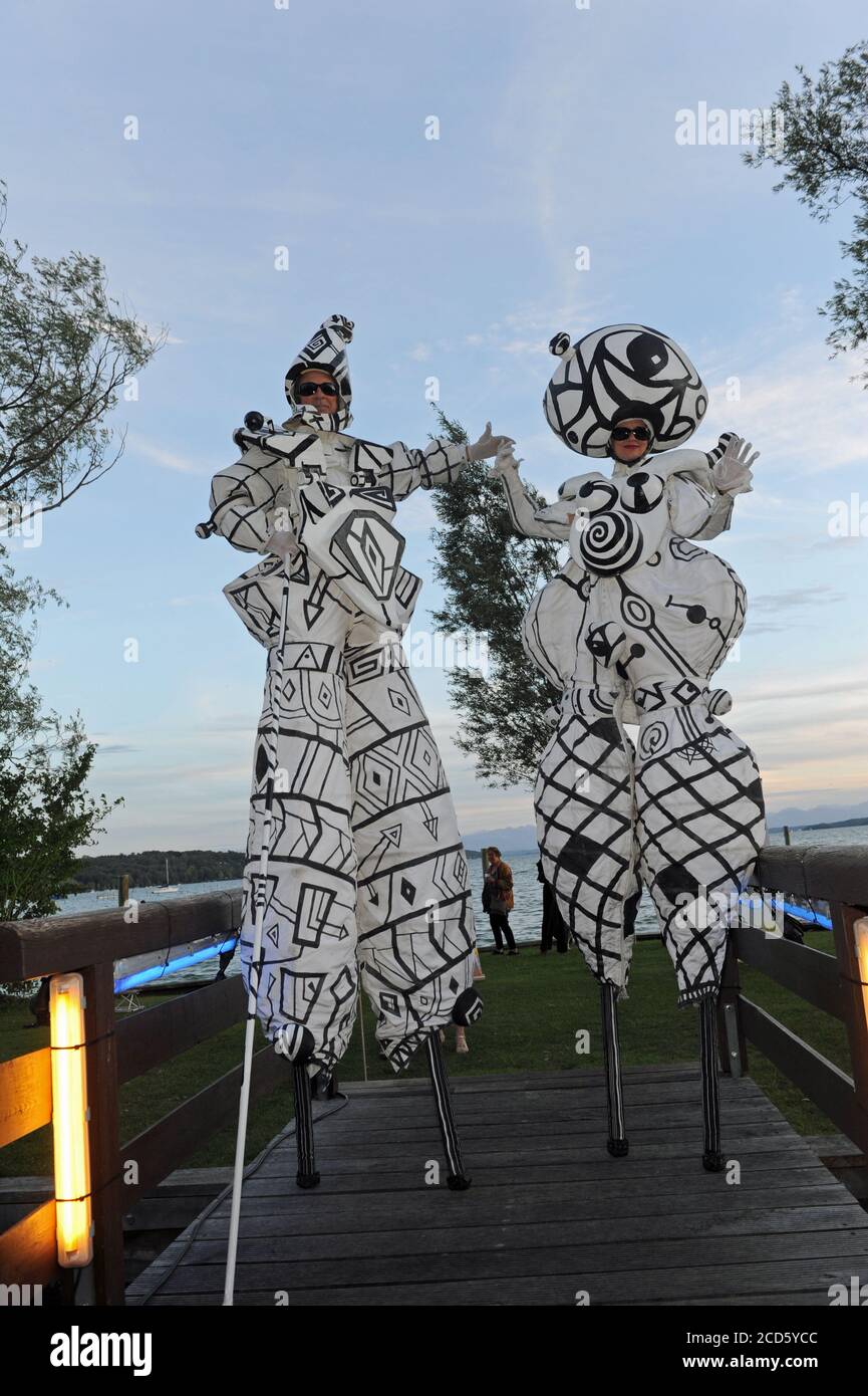 Starnberg, Germania. 26 Agosto 2020. Il 'Zebra Stilt Theatre' di Monaco balla prima della prima del film di apertura 'Glück gehabt' al 14 ° Five Lakes Film Festival FSFF nella località balneare di Starnberg. Il festival dura fino al 09 settembre 2020. Credit: Ursula Düren/dpa/Alamy Live News Foto Stock