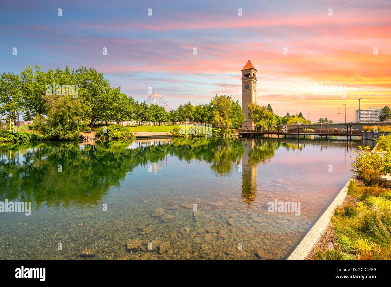 La Torre dell'Orologio di Spokane e il Padiglione lungo il fiume nel Riverfront Park, nel centro di Washington, sotto un colorato tramonto a Spokane, Washington, USA Foto Stock