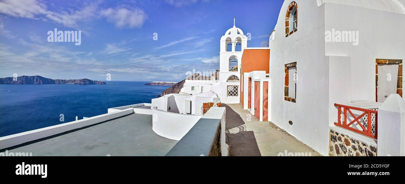 Edifici bianchi in riva al mare a Fira, Santorini, Grecia Foto Stock