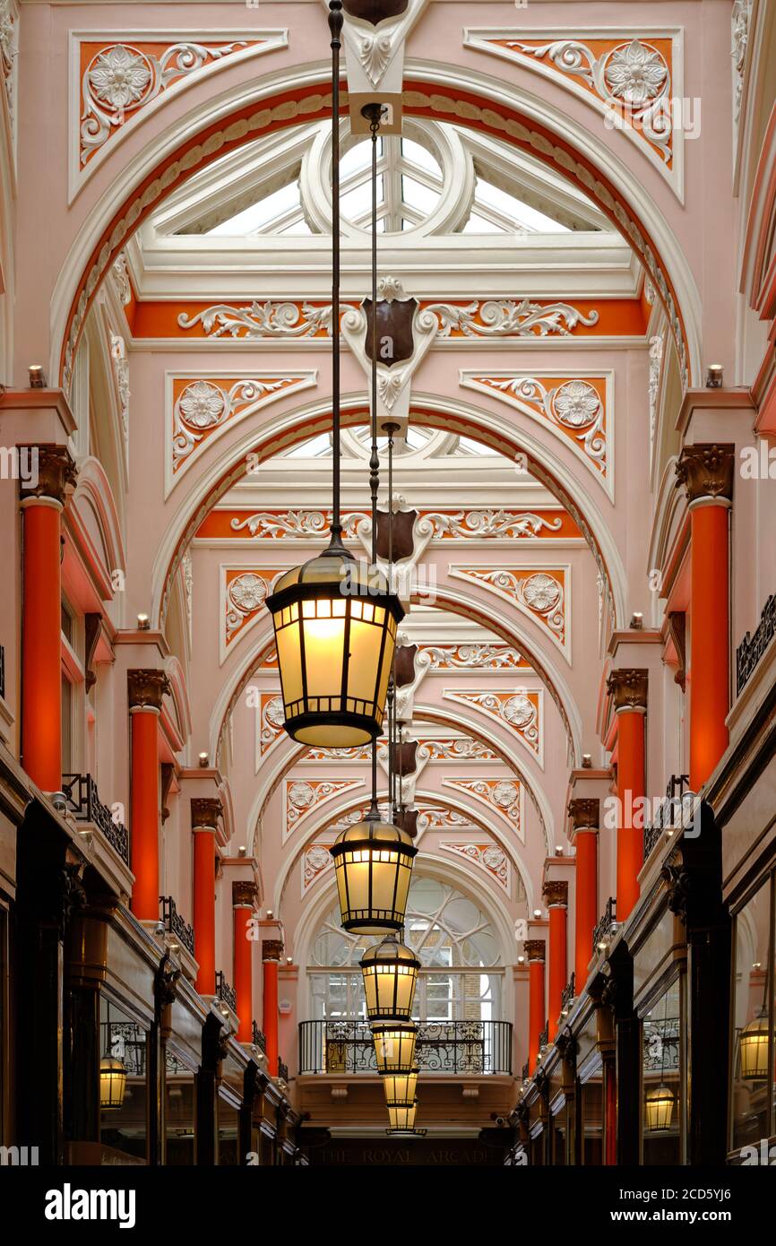 Dettaglio del soffitto e delle lanterne della Burlington Arcade, una storica galleria commerciale coperta. Foto Stock