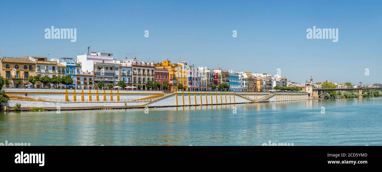 Fiume ed edifici, Siviglia, Andalusia, Spagna Foto Stock