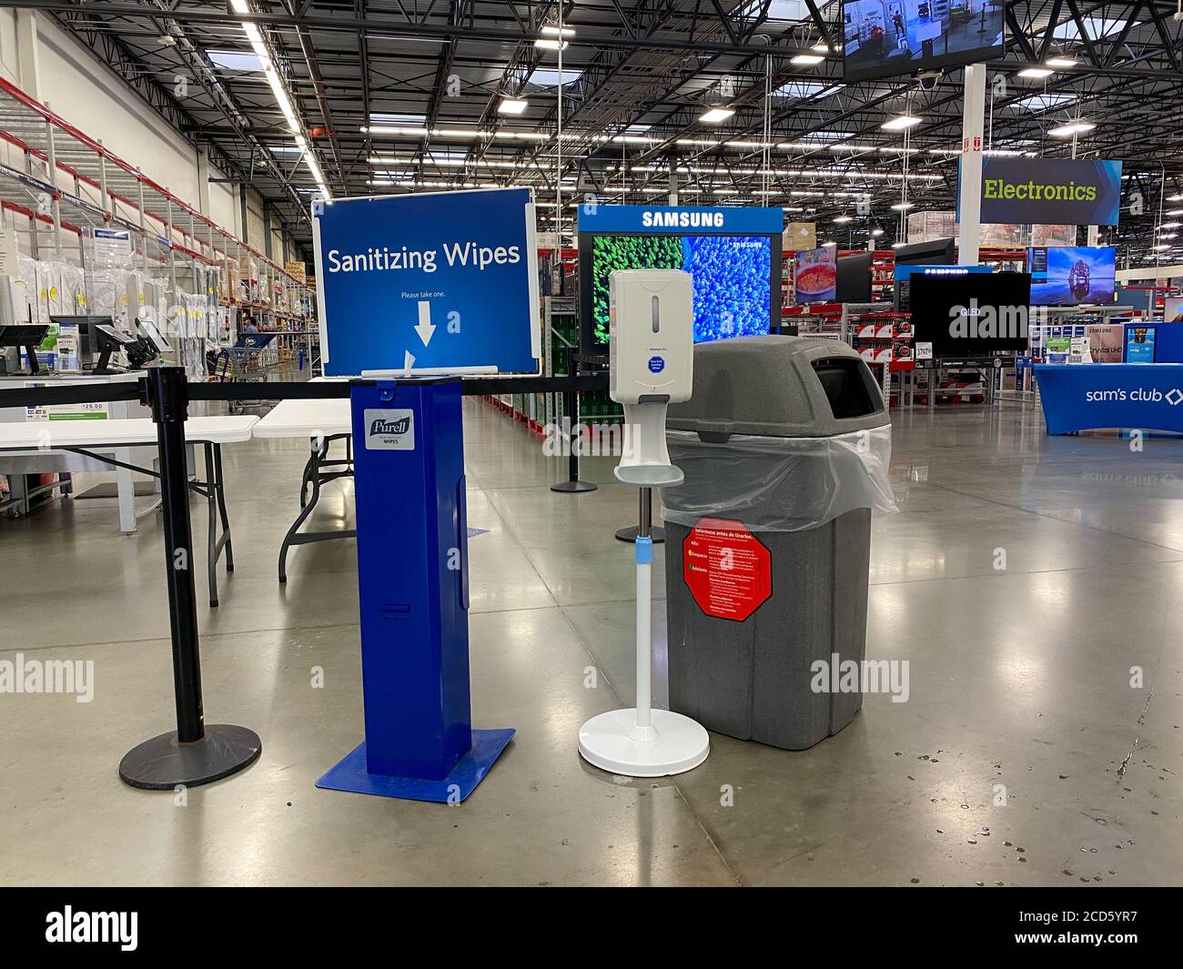 Orlando, FL/USA- 8/12/20: Una stazione di igienizzazione a mano all'entrata di un Sams Club a Orlando, Florida. Foto Stock