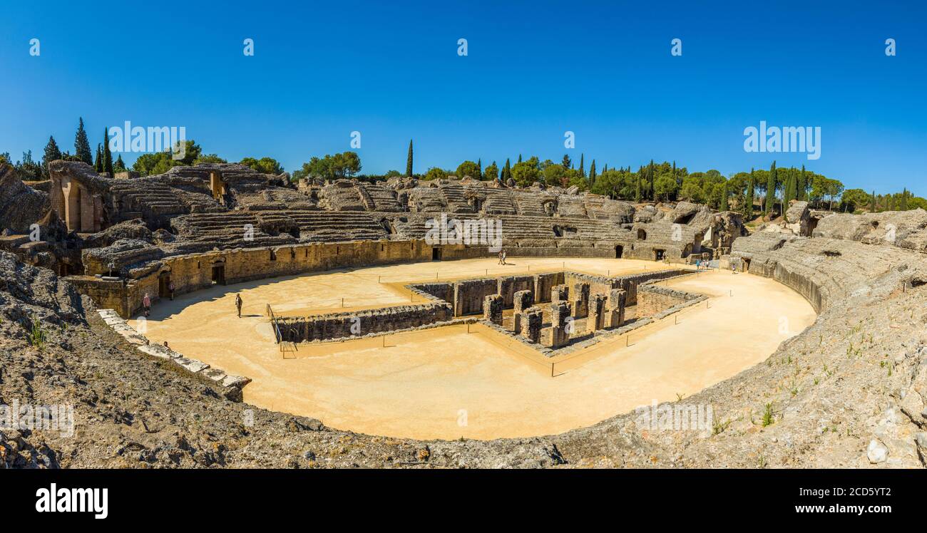 Anfiteatro con turisti, Italica, Santiponcetthe, Spagna Foto Stock