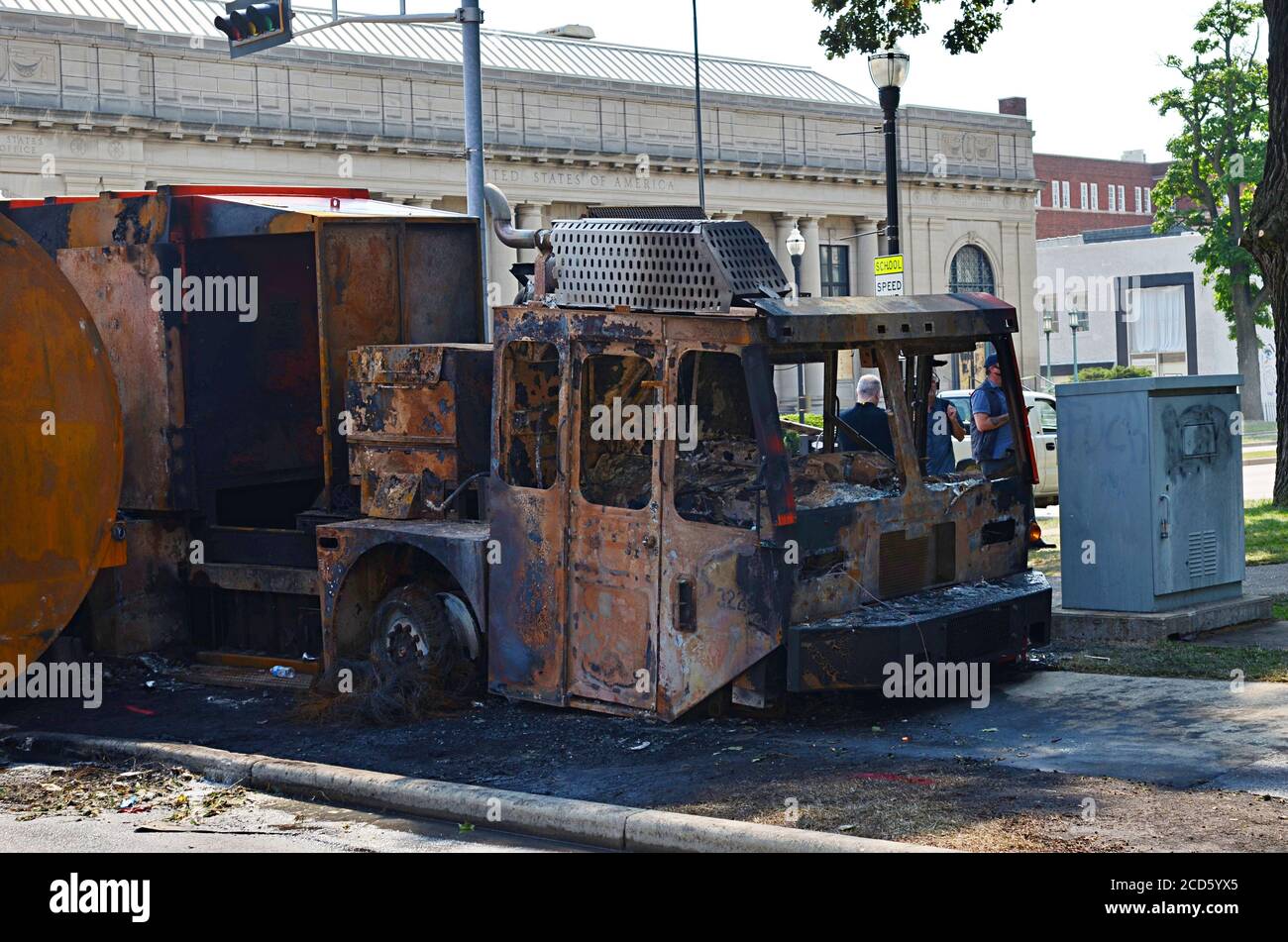 La concessionaria Car Source bruciò durante i disordini del 24 agosto 2020 a Kenosha, Wisconsin, Illinois. L'incendio si è propagato alla maggior parte delle altre 100 auto del lotto. Foto Stock