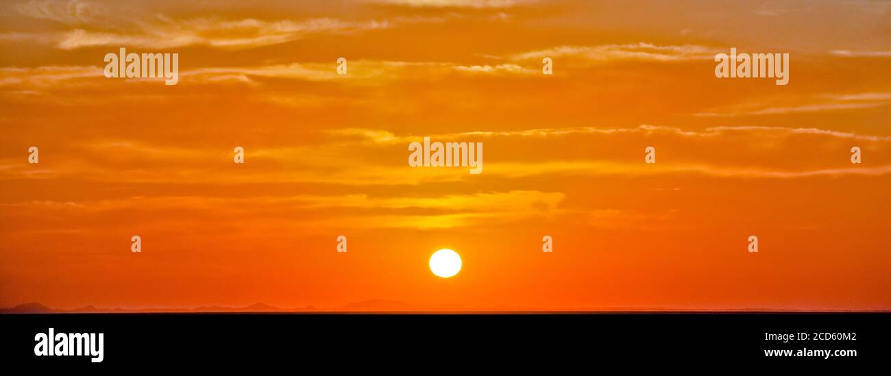 Vista del cielo arancione al tramonto, Cuba Foto Stock