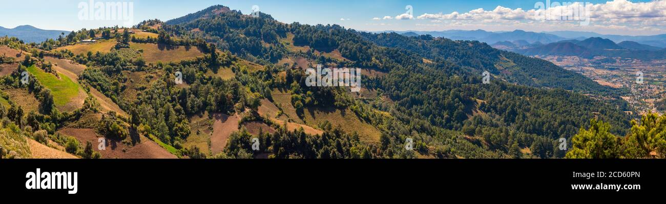 Paesaggio con Sierra Madre Occidental montagne, Michoacan, Messico Foto Stock