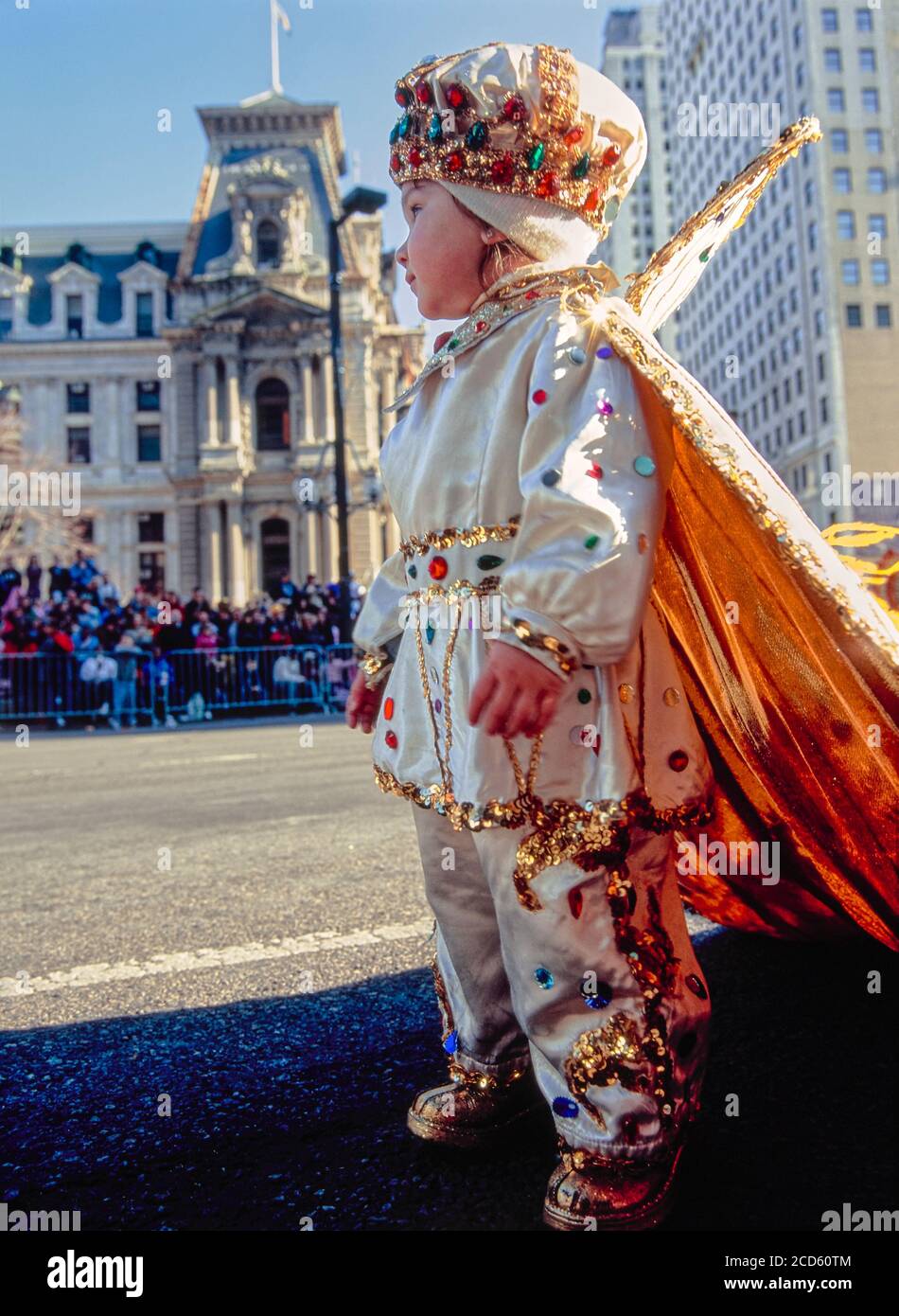 Bambino in costume colorato durante la Mummers Parade, Philadelphia, Pennsylvania, USA Foto Stock