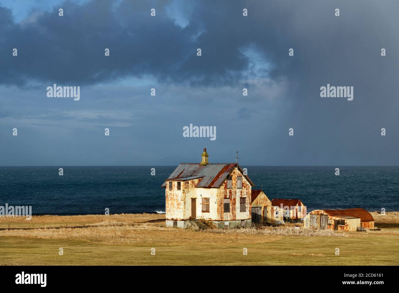 Casa abbandonata in riva al mare, Keflavik, Islanda Foto Stock