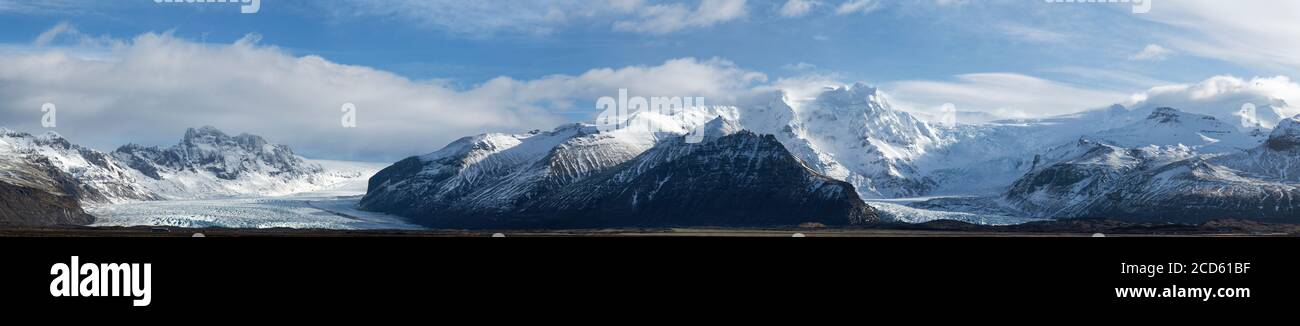 Paesaggio con ghiacciai e montagne in inverno, Islanda Foto Stock