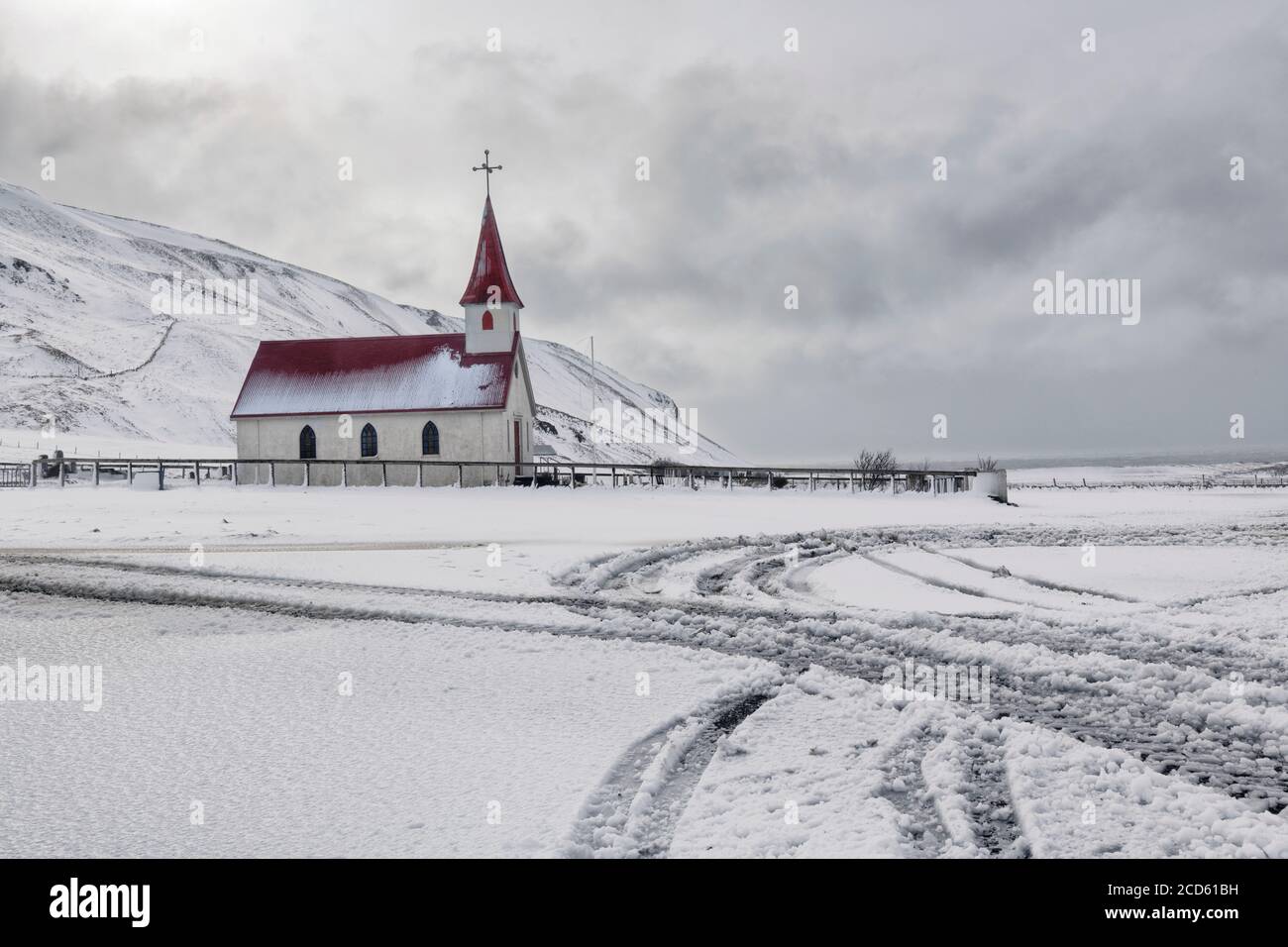Chiesa nella neve d'inverno, Islanda Foto Stock