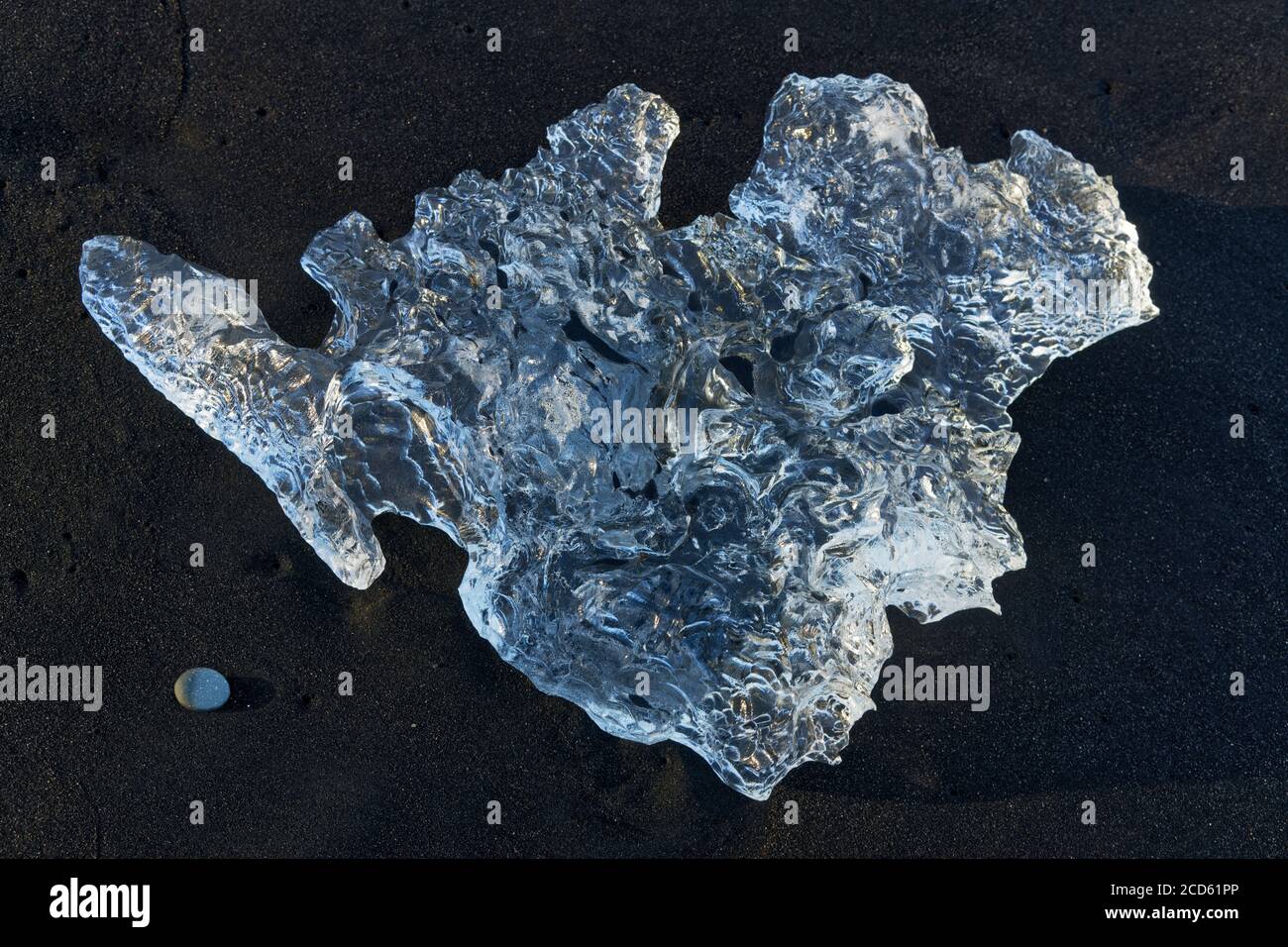 Primo piano di ghiaccio sulla spiaggia, Islanda Foto Stock