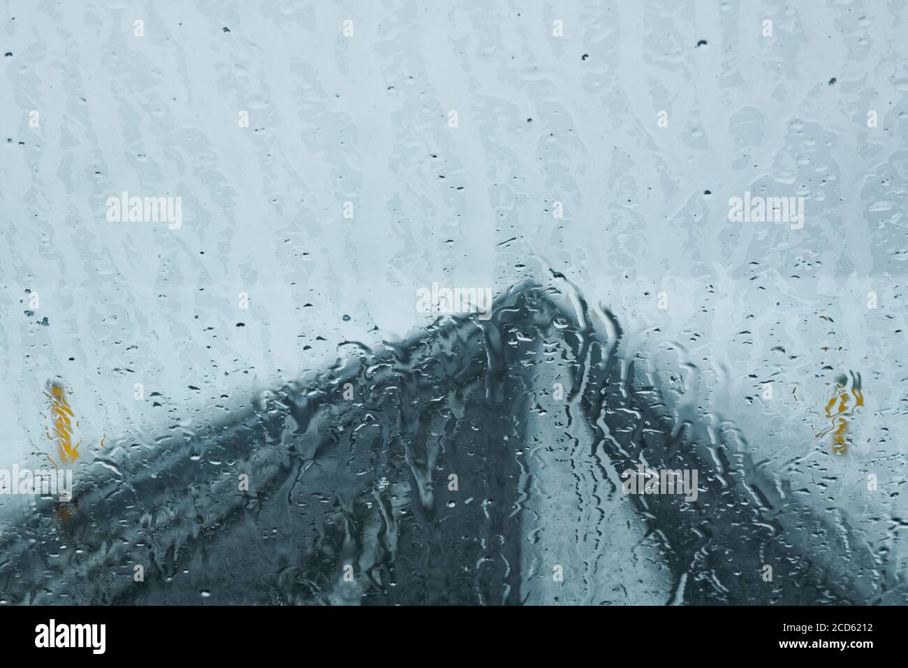 Strada attraverso il parabrezza coperto da pioggia, Islanda Foto Stock