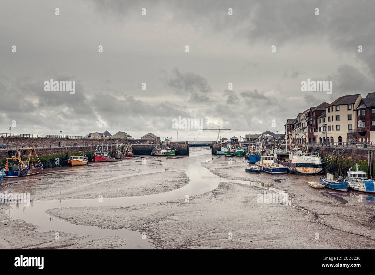 Barche da pesca nel porto di Maryport a bassa marea Foto Stock