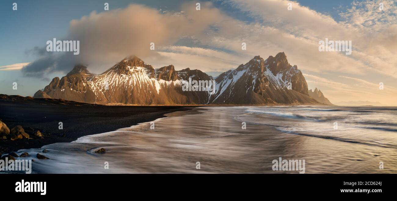 Paesaggio con le montagne Vestrahorn sulla riva al tramonto, Islanda Foto Stock