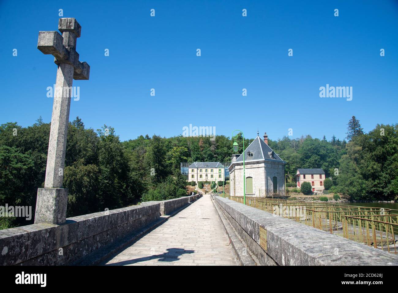 Grand maison du lacs du Morvan e diga a Lac du Settons (lago di Settons) a Morvan, Francia Foto Stock