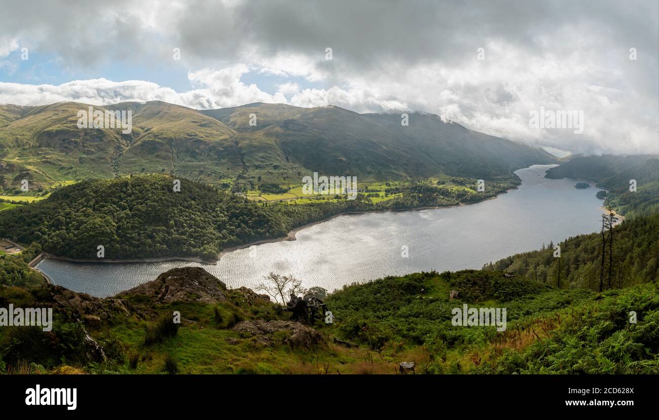 Splendida vista dall'alto su tutta la lunghezza di Thirlmere La cima di Raven Crag con la gamma Helvellyn in lo sfondo Foto Stock