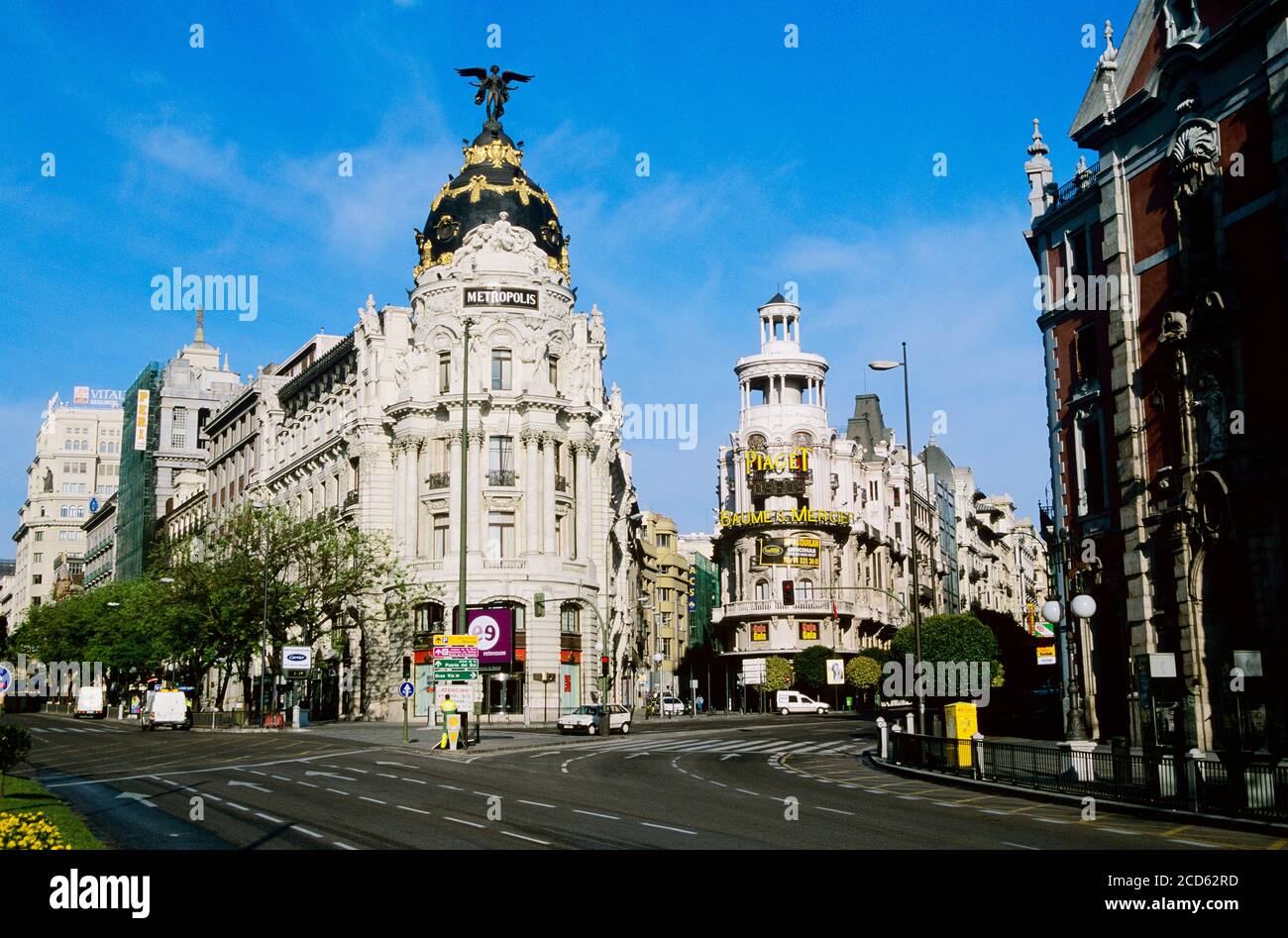 L'esterno dello storico edificio Metropolis e la strada nella città di Madrid, Spagna Foto Stock