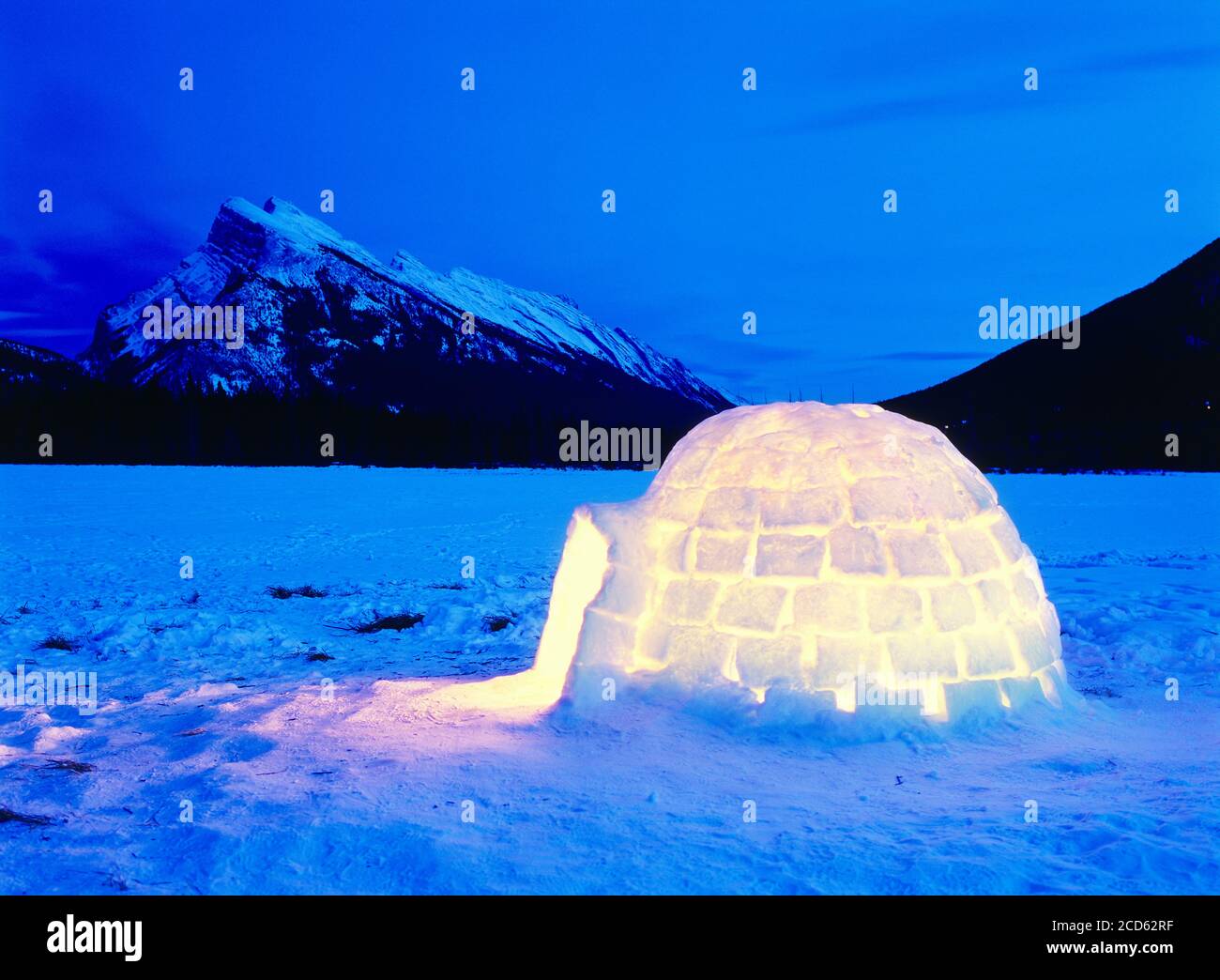 Incandescente igloo di notte e Monte Rundle in background in inverno, Vermillion Lakes, Banff National Park, Alberta, Canada Foto Stock
