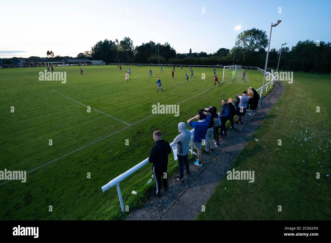 Bolton, Regno Unito. 26 agosto 2020. I tifosi di Bury AFC guardano il loro teamÕs primo gioco competitivo in pubblico, un Challenge Match lontano dai compagni North West Counties First Division North Side Daisy Hill nella zona di Westhoughton a Bolton, Regno Unito. Il club shakers phoenix ha giocato a giochi di allenamento, ma è stato annunciato il lunedì che i fan saranno in grado di partecipare al gioco. Credit: Jon Super/Alamy Live News. Foto Stock