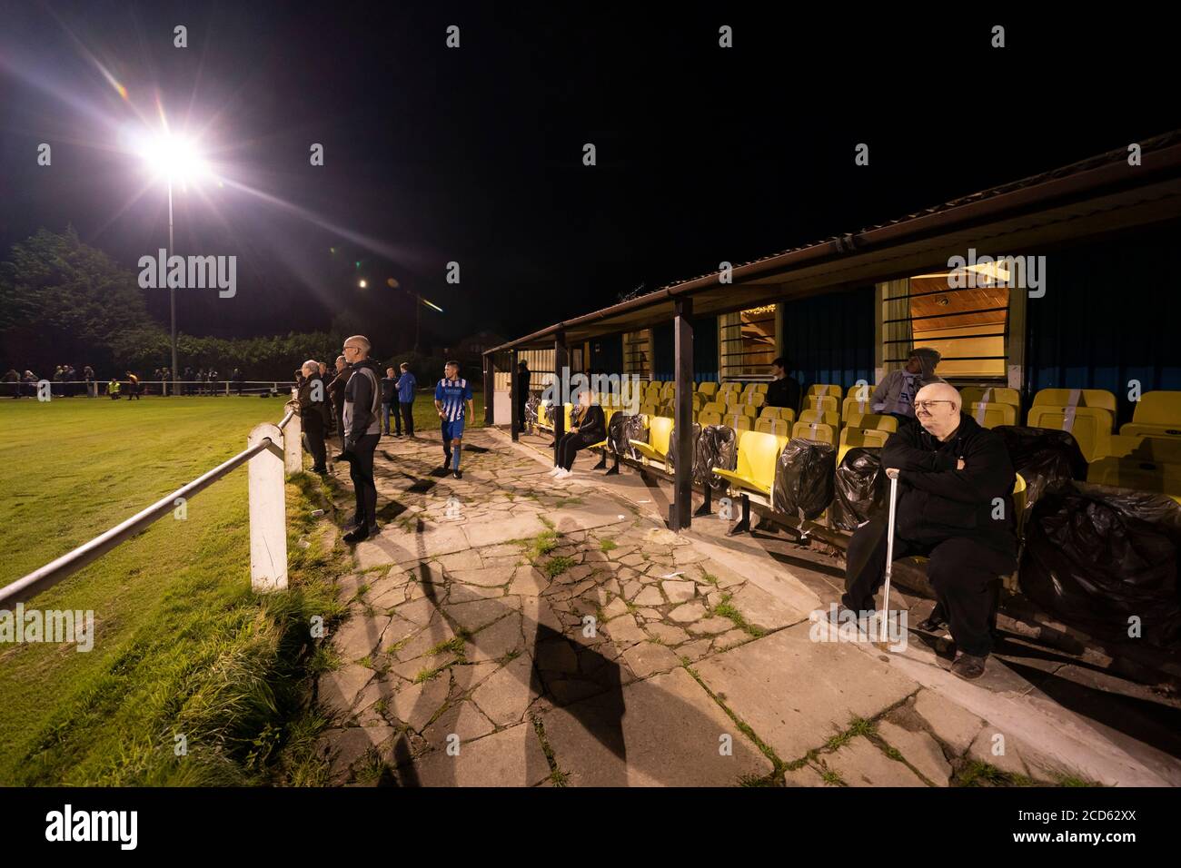 Bolton, Regno Unito. 26 agosto 2020. I tifosi di Bury AFC guardano il loro teamÕs primo gioco competitivo in pubblico, un Challenge Match lontano dai compagni North West Counties First Division North Side Daisy Hill nella zona di Westhoughton a Bolton, Regno Unito. Il club shakers phoenix ha giocato a giochi di allenamento, ma è stato annunciato il lunedì che i fan saranno in grado di partecipare al gioco. Credit: Jon Super/Alamy Live News. Foto Stock