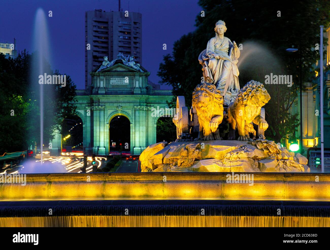 Fontana di Cibeles e Puerta de Alcala di notte, Madrid, Spagna Foto Stock