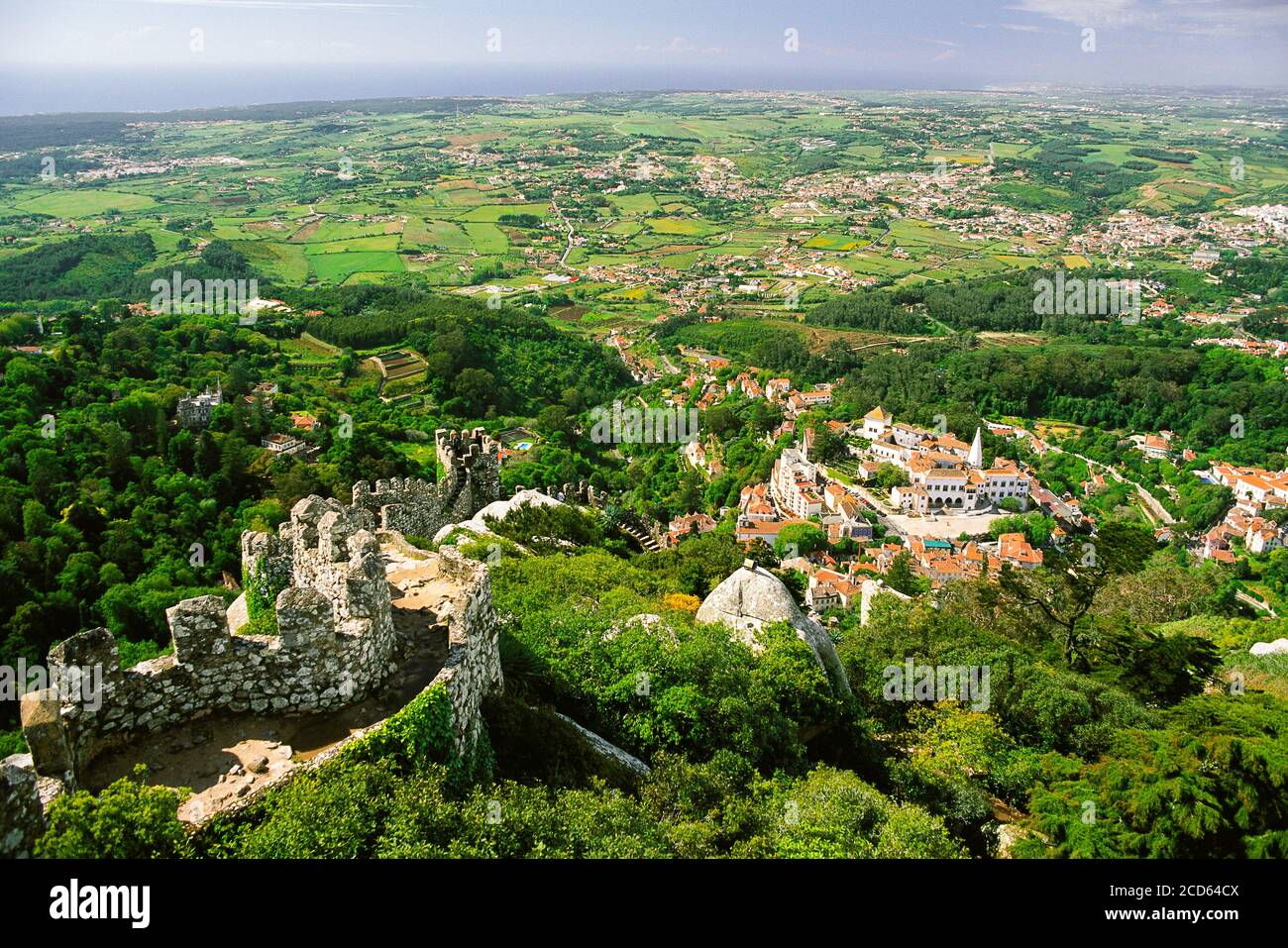 Panoramica del Castello di Moors, del Palazzo pena e della costa atlantica, Sintra, Portogallo Foto Stock