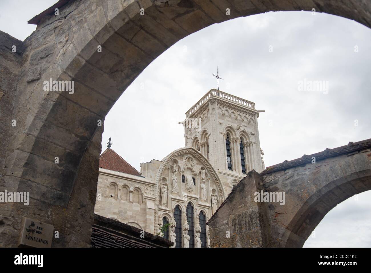 Dettagli degli ornamenti nella basilica di Santa Maria Madeleine di Vezelay in Francia Foto Stock