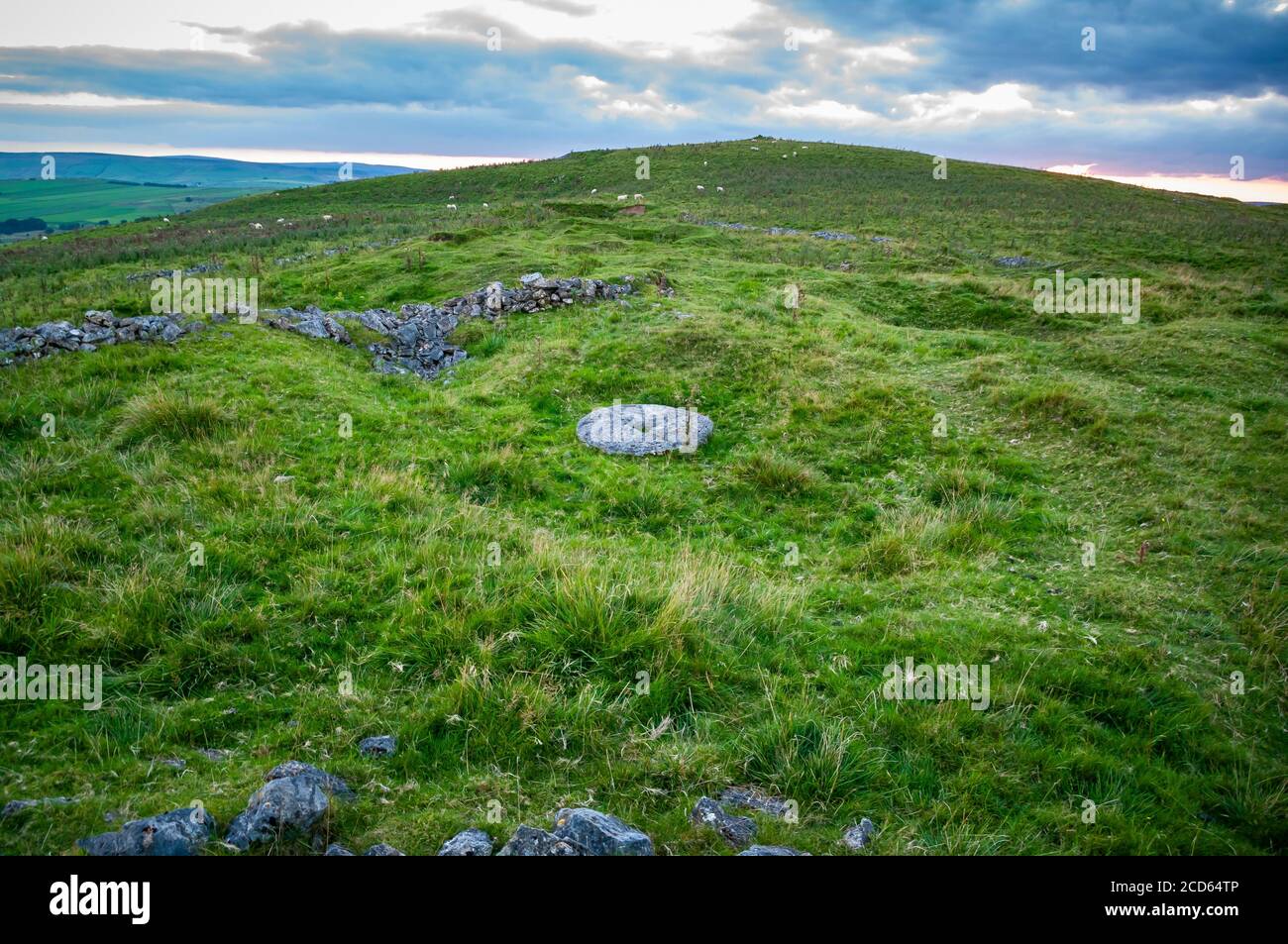 Pietra calcarea schiacciante in un cerchio schiacciante presso la miniera di piombo Burning Drake, un monumento programmato, su Eldon Hill, Derbyshire. Foto Stock