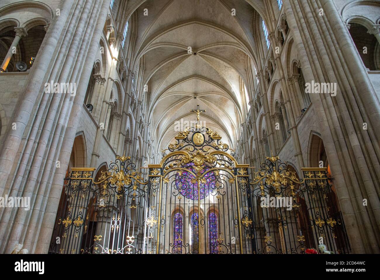 interno della chiesa con sedie e mantenere il segno di distanza perché Di Covid-19 a Laon in Francia Foto Stock