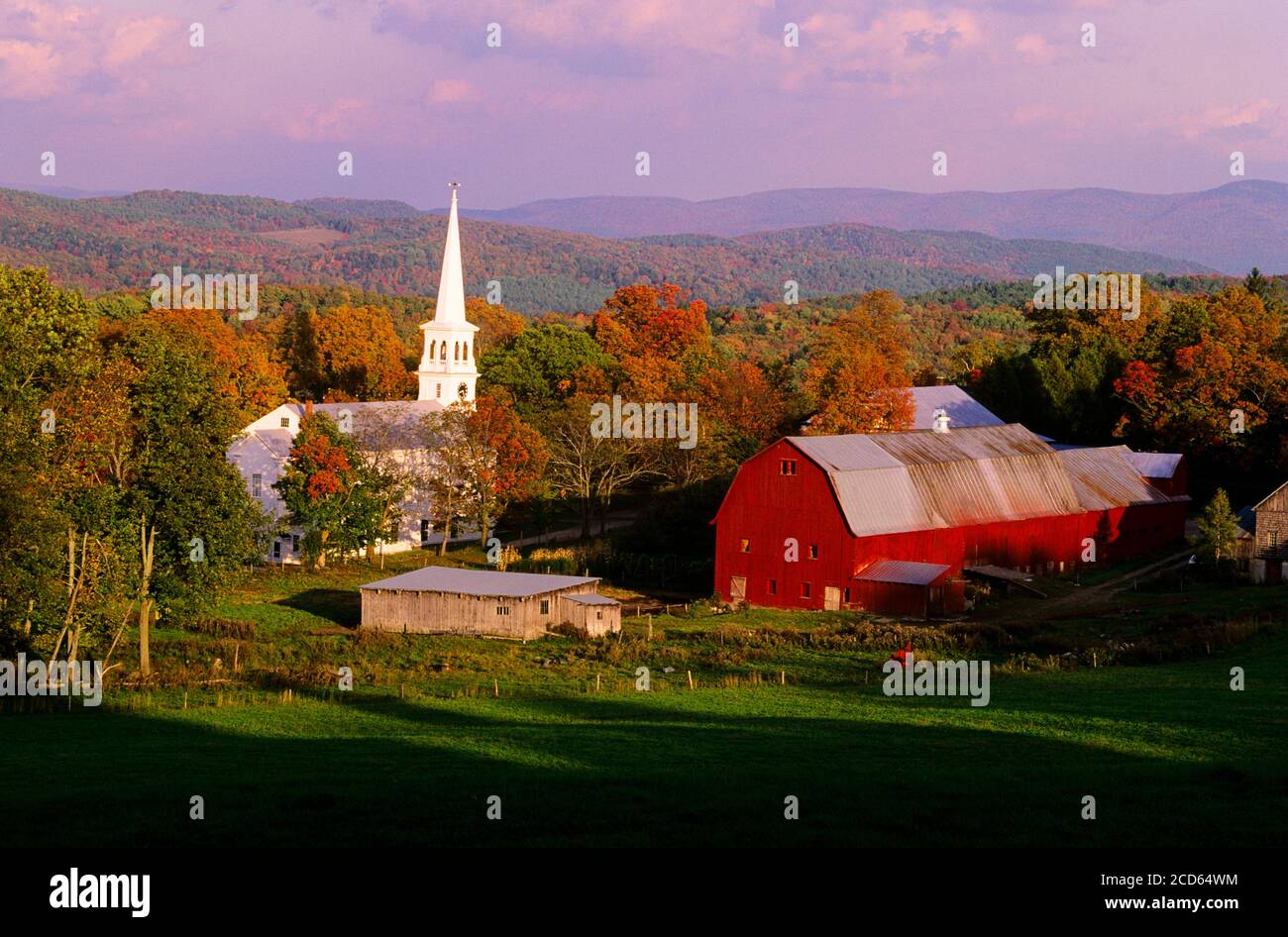 Chiesa e fienile in città in autunno, Peacham, Vermont, Stati Uniti Foto Stock