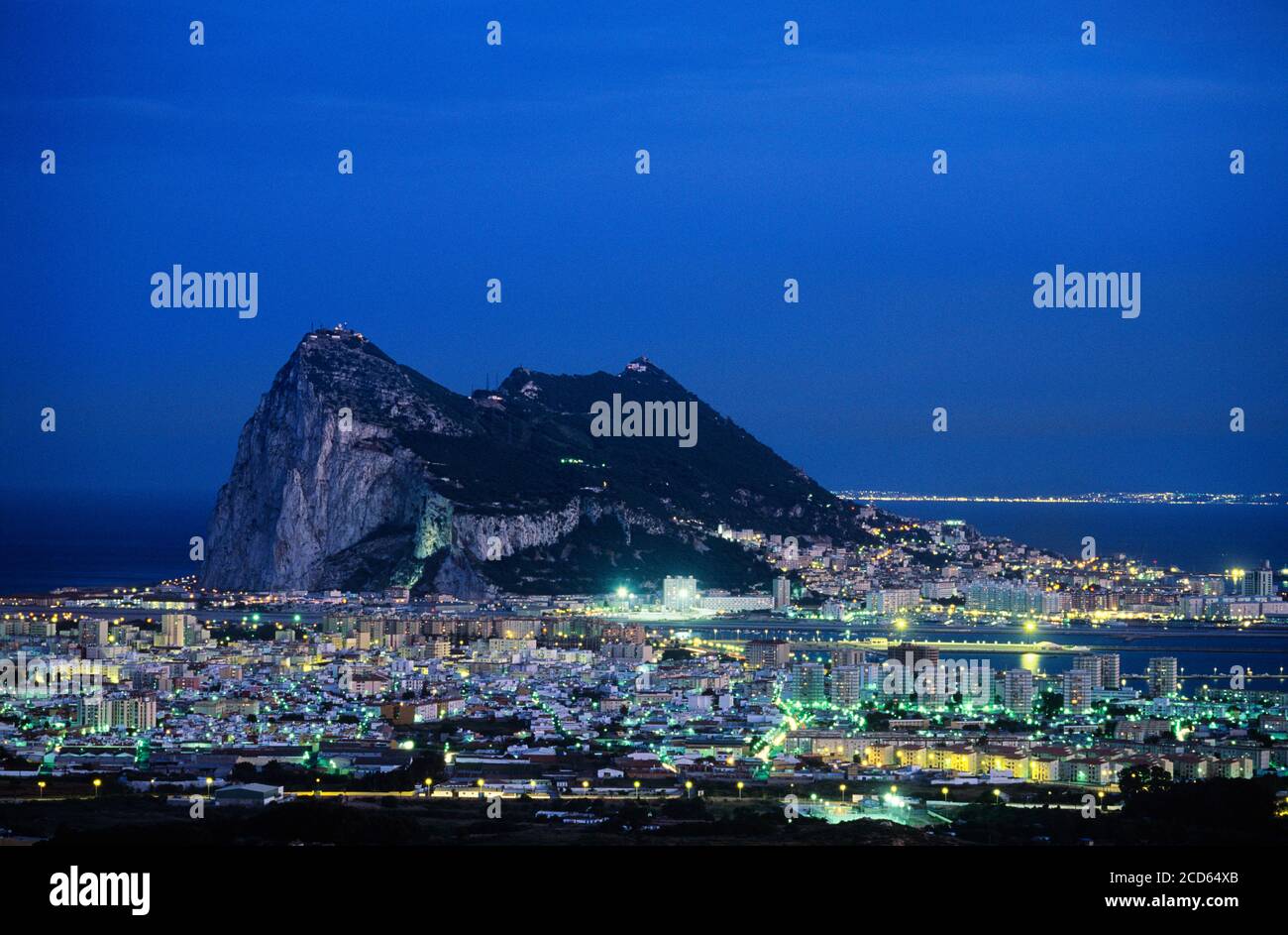 Rocca di Gibilterra e città di Gibilterra di notte Foto Stock