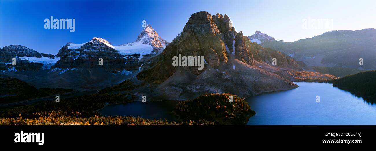 Paesaggio con lago e montagne nel Mount Assiniboine Provincial Park in autunno, British Columbia, Canada Foto Stock